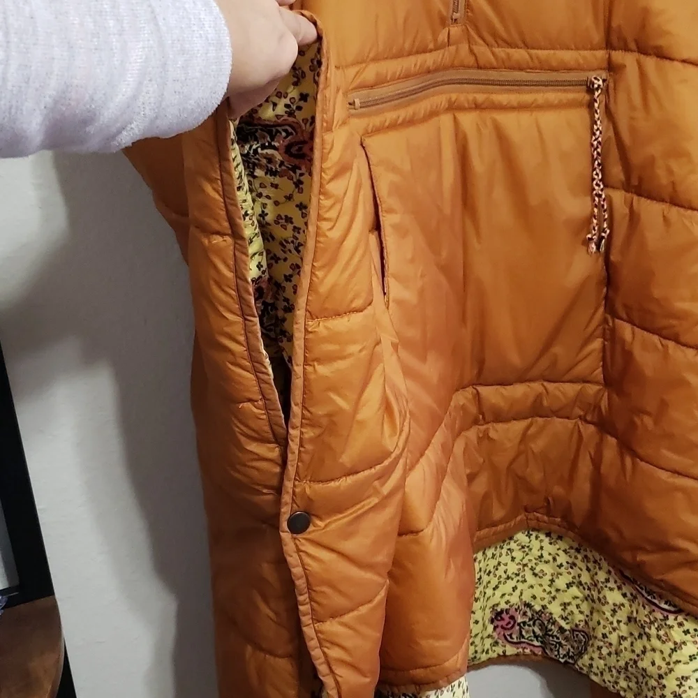 COPY - Nwot FP WE THE FREE ORANGE TRAVELING BAND QUILTED OVERSIZE PONCHO CAPE. - Picture 7 of 14